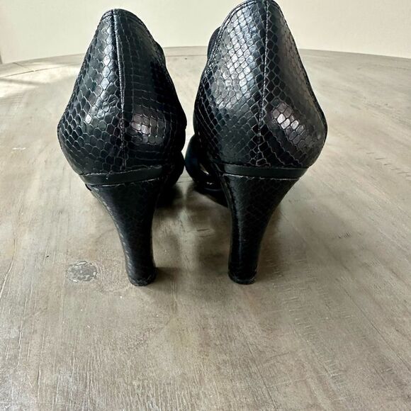 Arturo Chiang black, strappy leather high heel sandals. - Picture 7 of 7